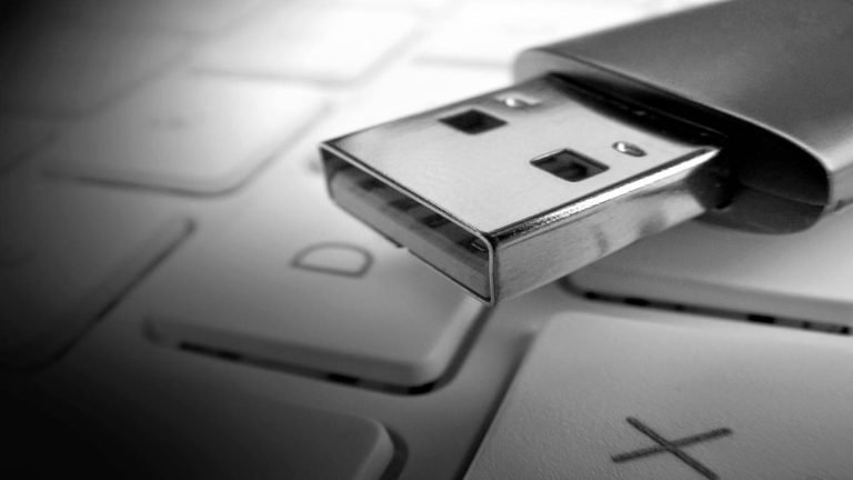 Pen drive displaying only shortcuts